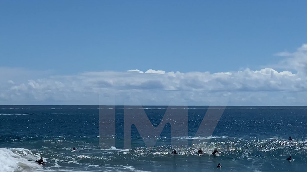 Les surfeurs affluent à Newport Beach, le spot de surf Wedge s’arrête