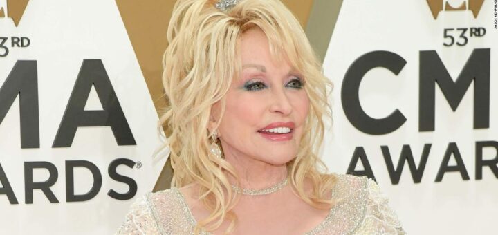 Dolly Parton a sauvé sa petite amie de 9 ans d’une voiture venant en sens inverse