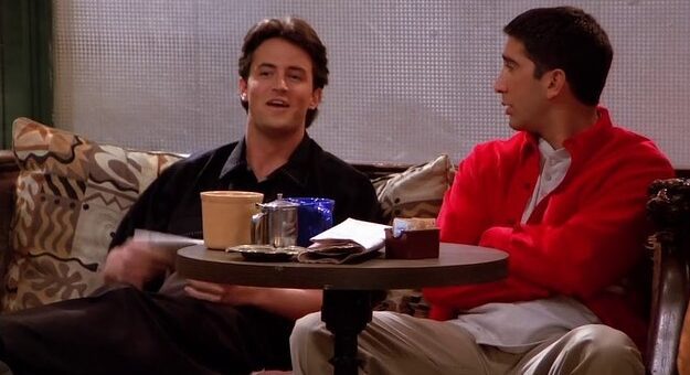 Matthew Perry a un T-shirt Chandler Bing Friends