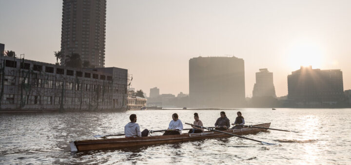 Rowing the Nile: Un répit apaisant dans une métropole chaotique