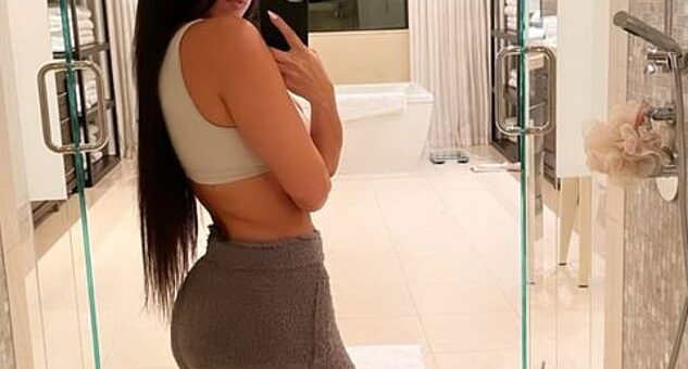 Kourtney Kardashian porte un soutien-gorge de sport et un pantalon de jogging au milieu des rumeurs d’amour de Travis Barker