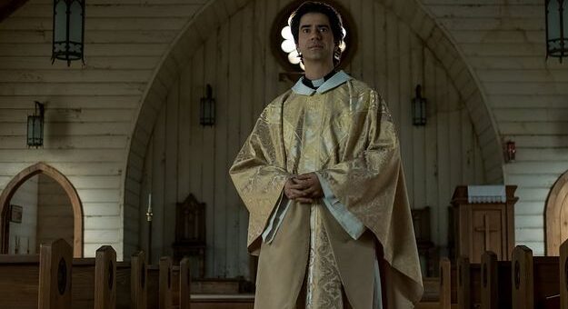 Tweets sur Hamish Linklater dans « Messe de minuit »