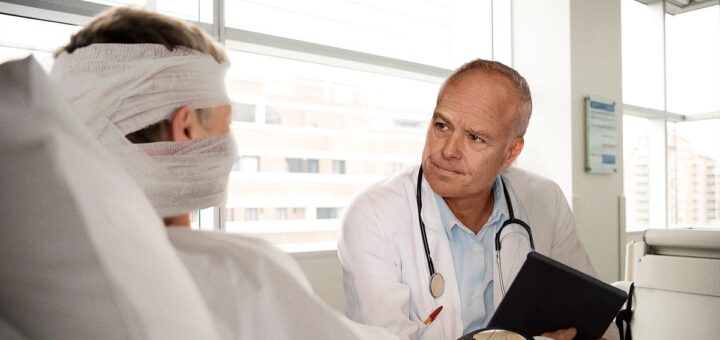 Un chirurgien, un patient énervé, voyant pour la première fois son visage déformé, vient de briser son miroir à main comme ça