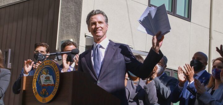 Newsom signe plus de projets de loi sur le cannabis mais oppose son veto aux panneaux d’affichage