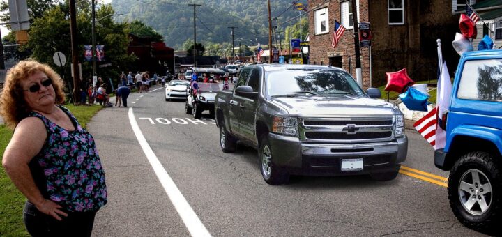 Chevy Silverado sans fioritures conduite par le contrôleur de la ville fait d’une manière ou d’une autre coupe comme flotteur de défilé