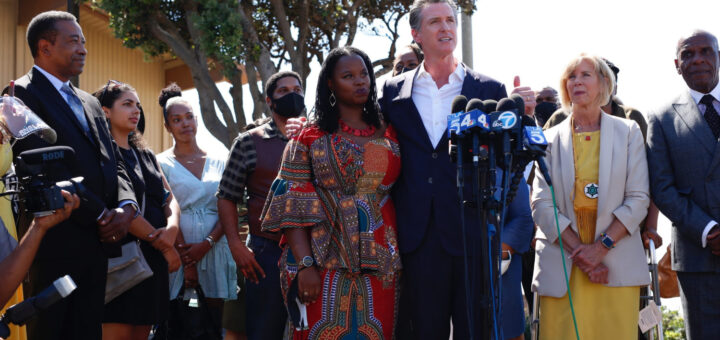 Newsom signe un projet de loi pour que le comté de L.A. rende la plage de Bruce à sa famille