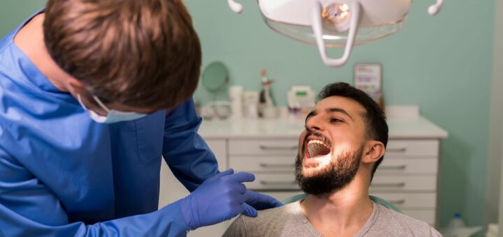 Un homme vendu par un dentiste part avec 300 dents supplémentaires