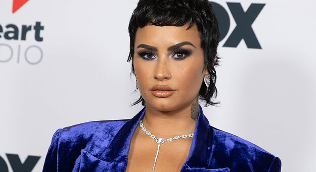 Demi Lovato a parlé de son coming out comme non binaire et a déclaré qu’ils étaient « aussi masculins que féminins »
