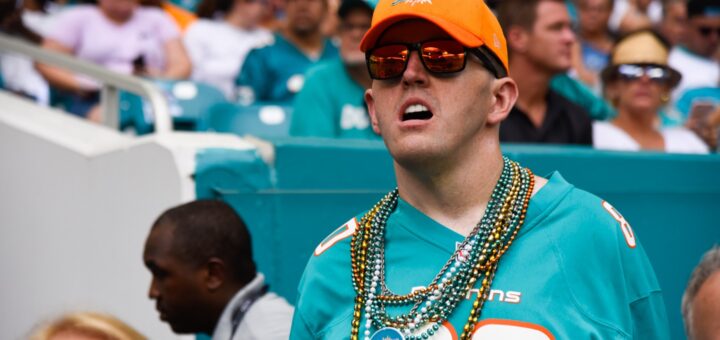 Les fans des Dolphins de Miami huent leur équipe lors de la troisième défaite consécutive contre les Colts d’Indianapolis