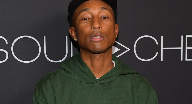 Pharrell Williams sort son quelque chose dans le festival de musique de l’eau de Virginia Beach sur « Toxic Energy' »