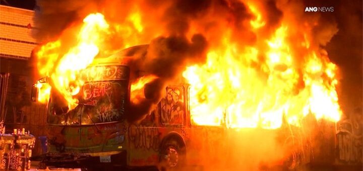 Le chaos s’ensuit à Los Angeles après que les Dodgers ont remporté la série mondiale, selon des images